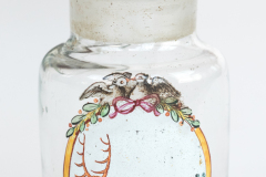 Recipient din sticlă, fără inscripție, cu cartuș decorativ cu un cerb de aur